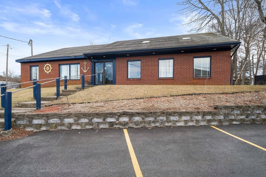 Exterior, Facade, Brick Facade, Ranch