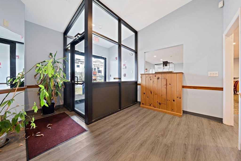 Fitness Equipment, Interior, Recessed Lighting, Wood Texture Flooring