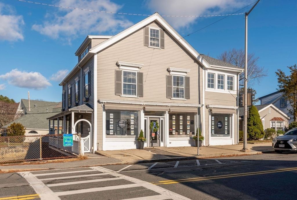 Exterior, Facade, Queen Anne Victorian