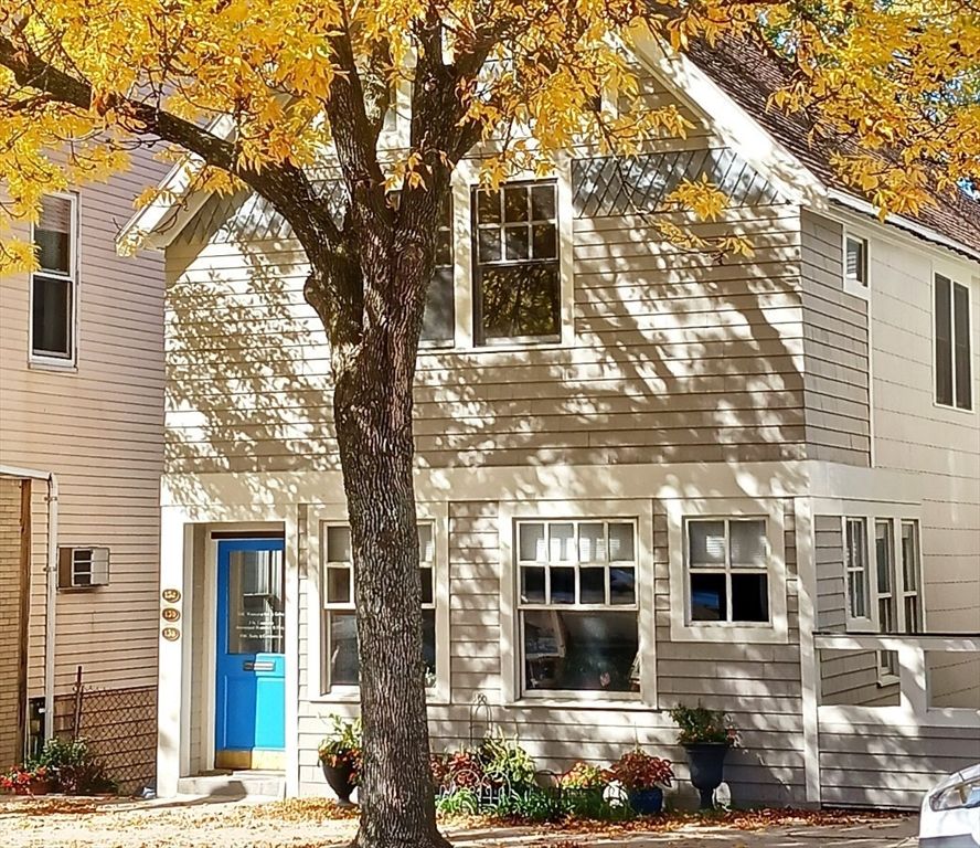 Exterior, Facade, Rowhouse