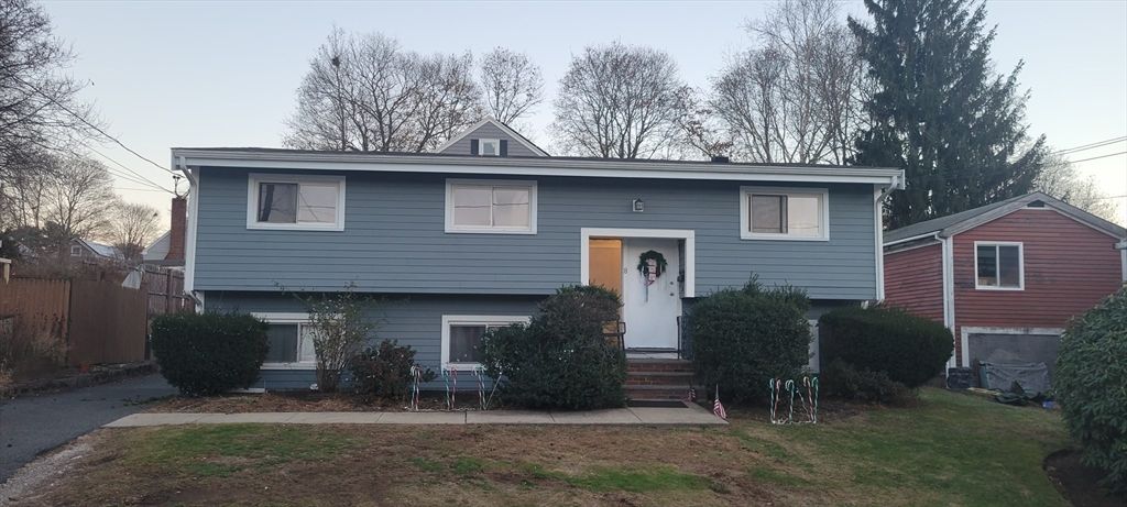 Exterior, Facade, Raised Ranch