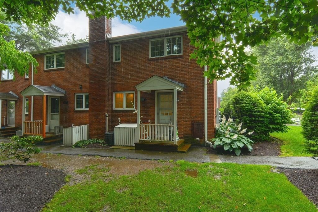 Exterior, Facade, Brick Facade, Rowhouse