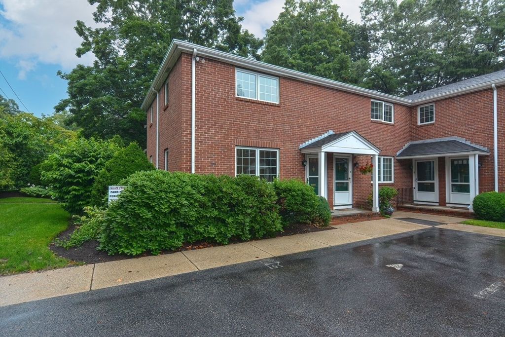 Exterior, Facade, Brick Facade, Georgian