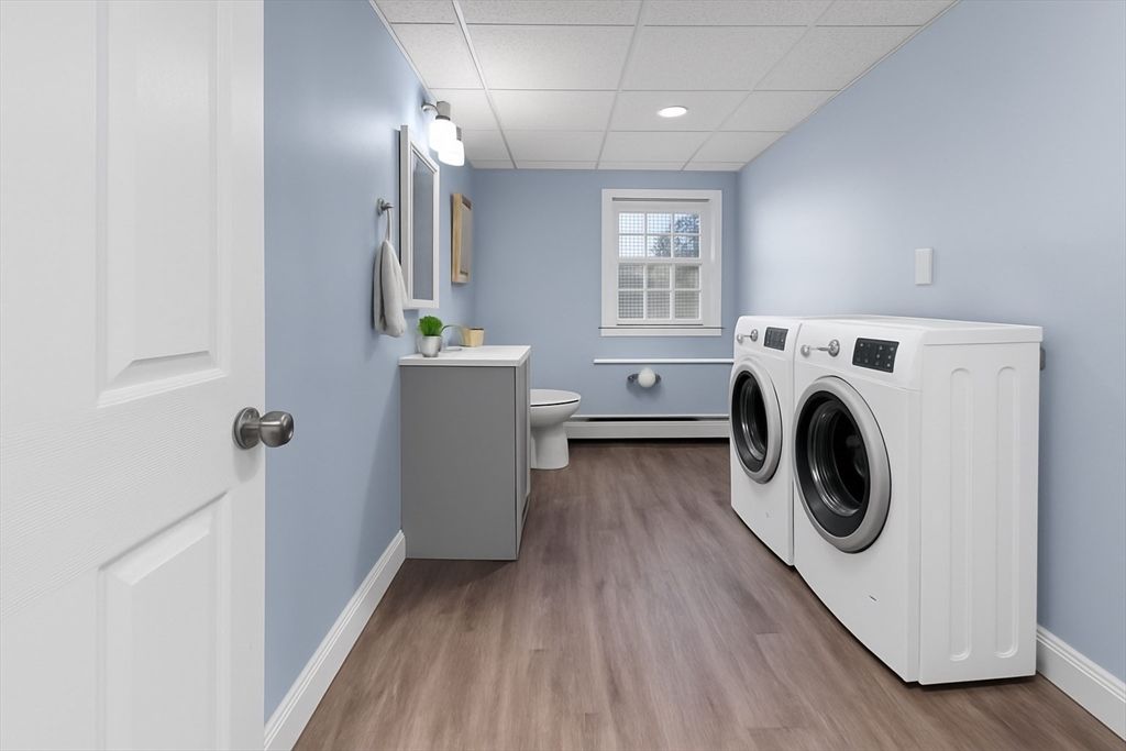 Interior, Recessed Lighting, Washer, Wood Texture Flooring