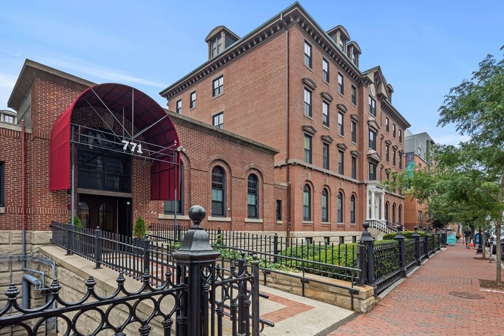 Exterior, Facade, Brick Facade, Chicago School