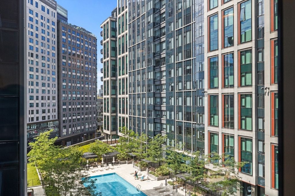 Exterior, Facade, Pool, Highrise