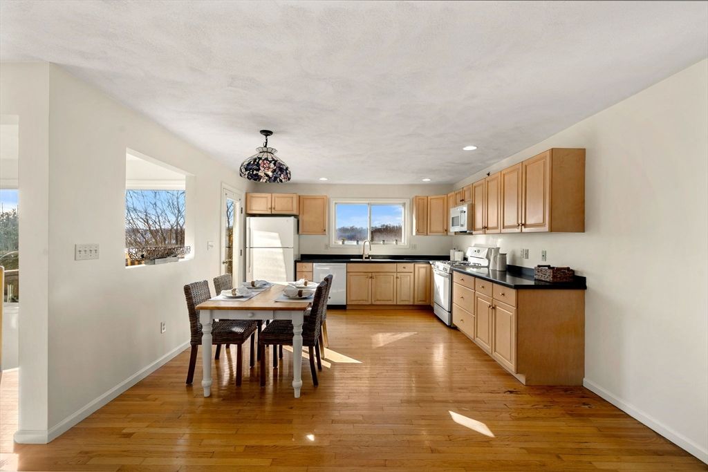 Dining room, Interior, Kitchen, Recessed Lighting, Wood Texture Flooring