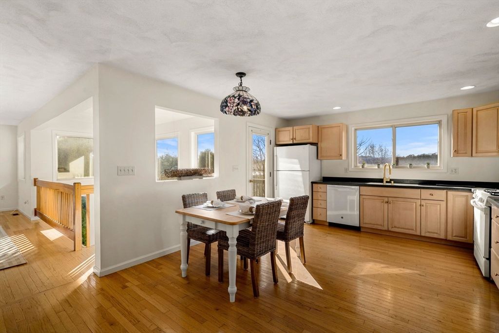 Dining room, Interior, Kitchen, Recessed Lighting, Wood Texture Flooring