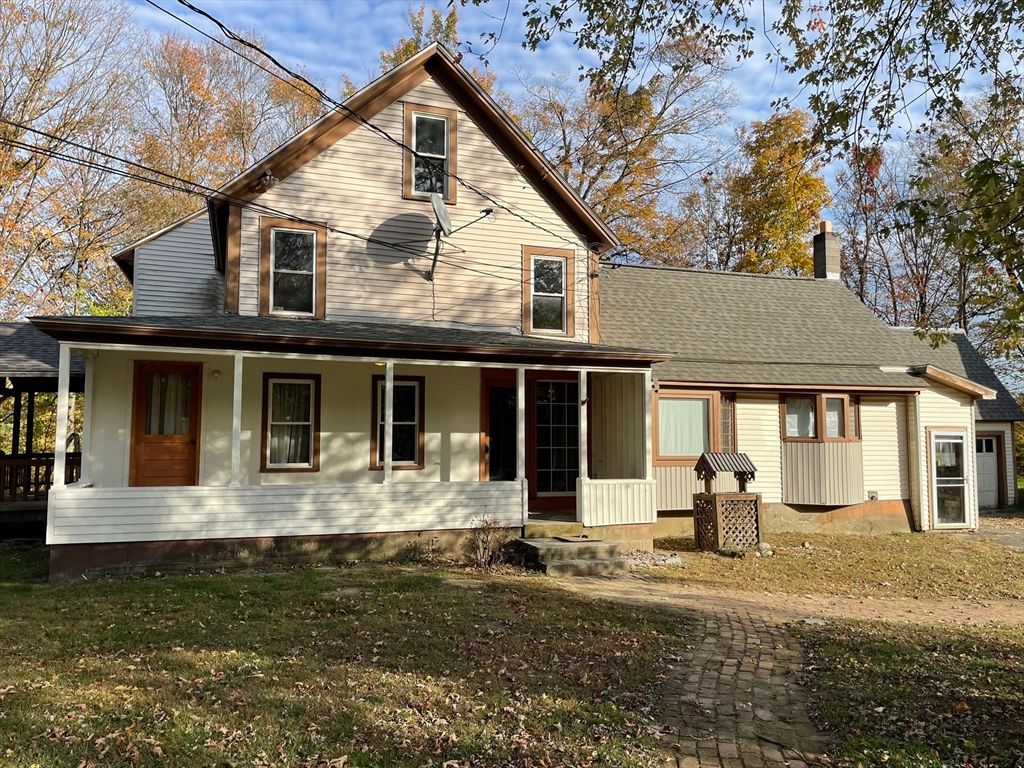 Exterior, Facade, Farmhouse