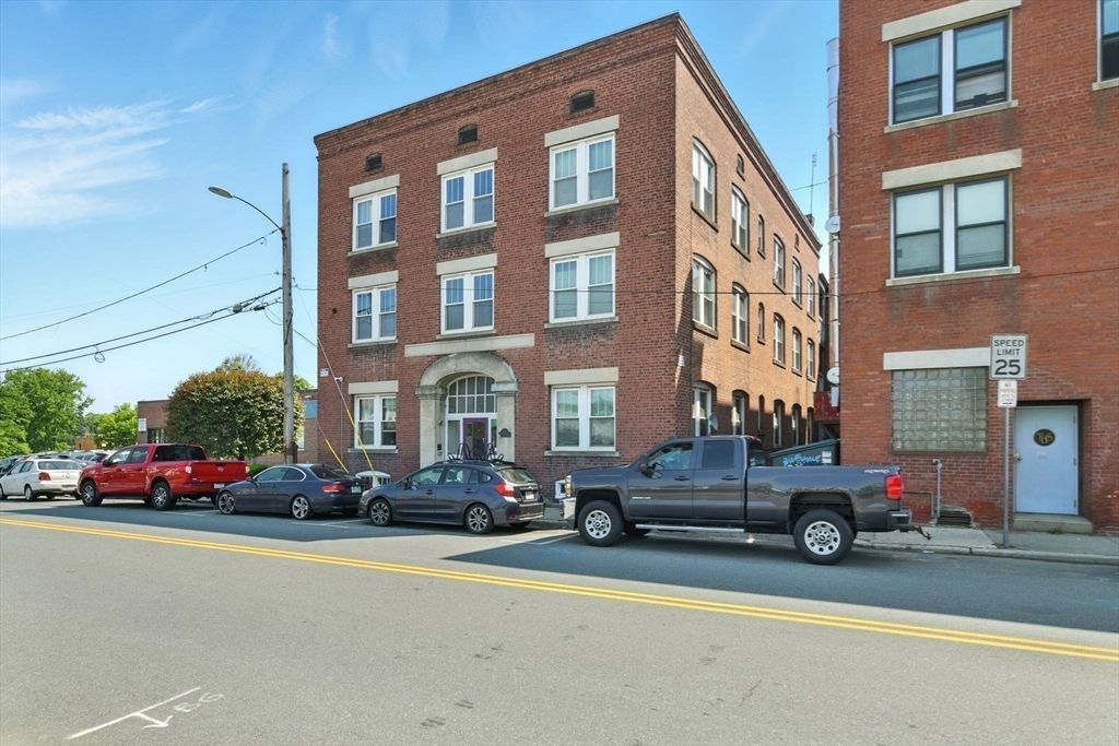 Exterior, Facade, Brick Facade, Rowhouse