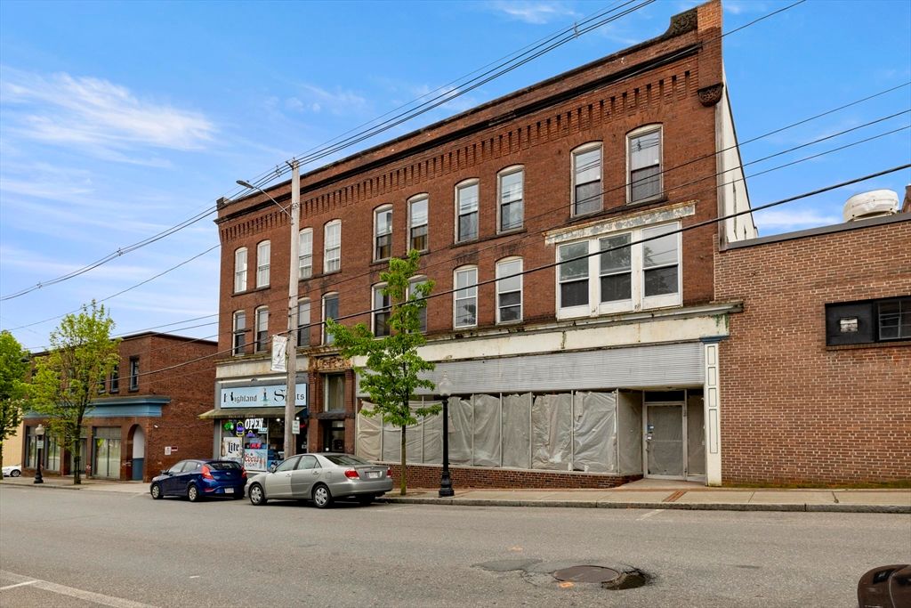 Exterior, Facade, Brick Facade, Chicago School