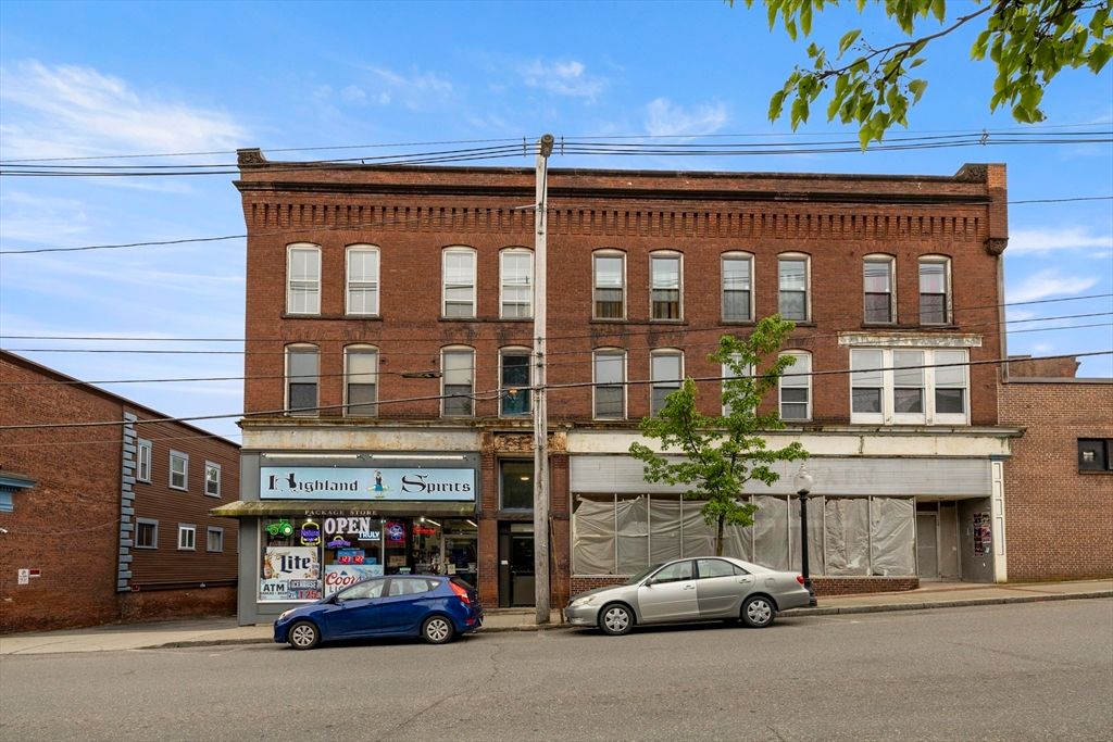 Exterior, Facade, Brick Facade, Chicago School