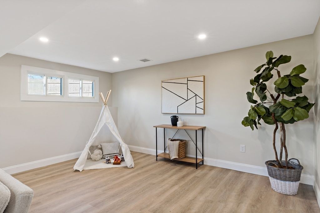Interior, Recessed Lighting, Wood Texture Flooring