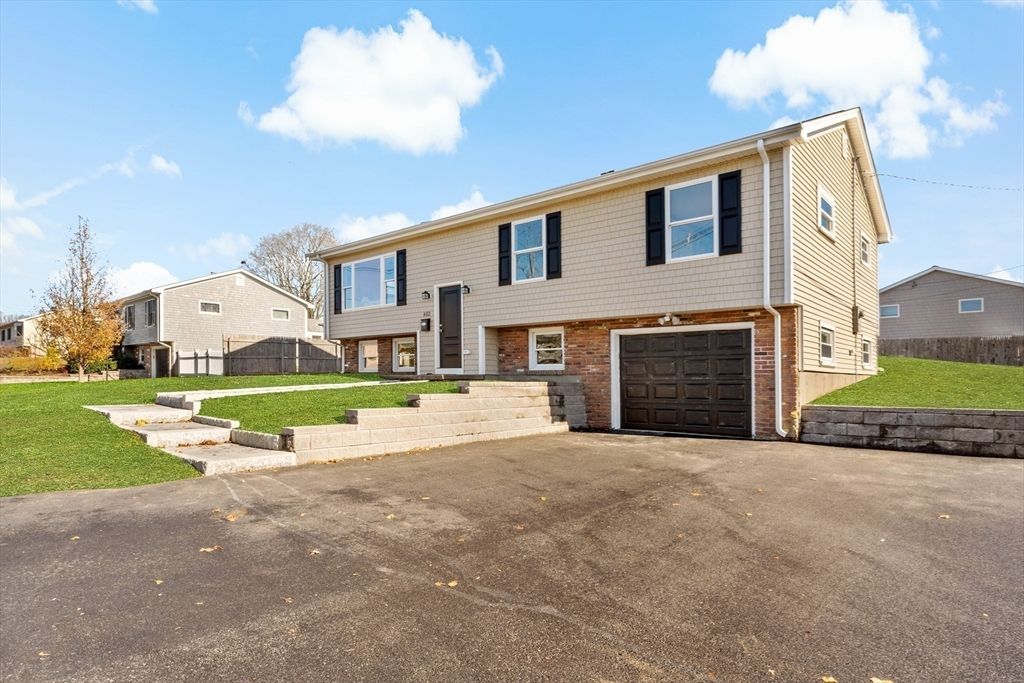 Attached, Exterior, Facade, Brick Facade, Raised Ranch