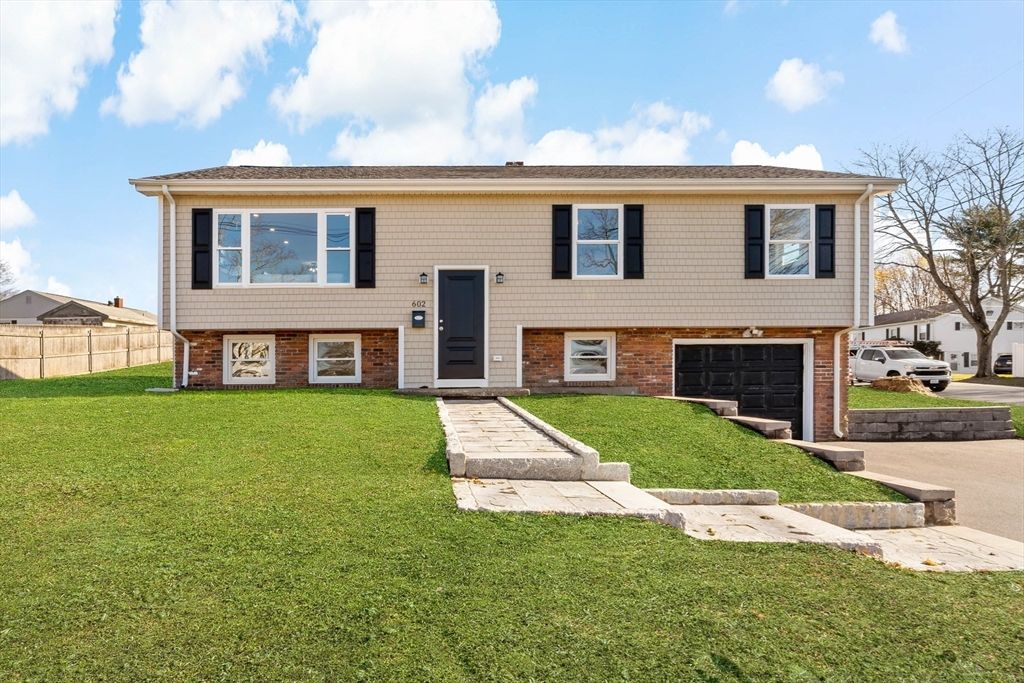 Attached, Exterior, Facade, Brick Facade, Raised Ranch