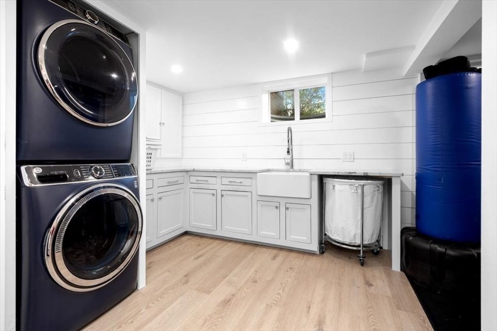 Interior, Recessed Lighting, Washer, Wood Texture Flooring