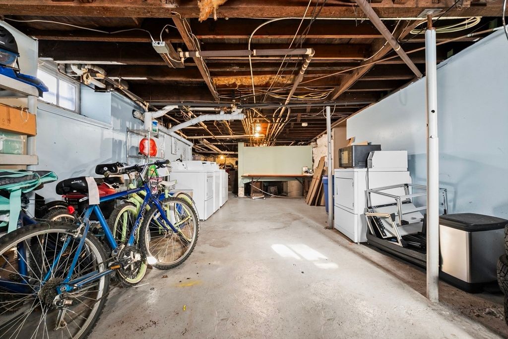 Garage, Interior, Washer, Wooden Beams