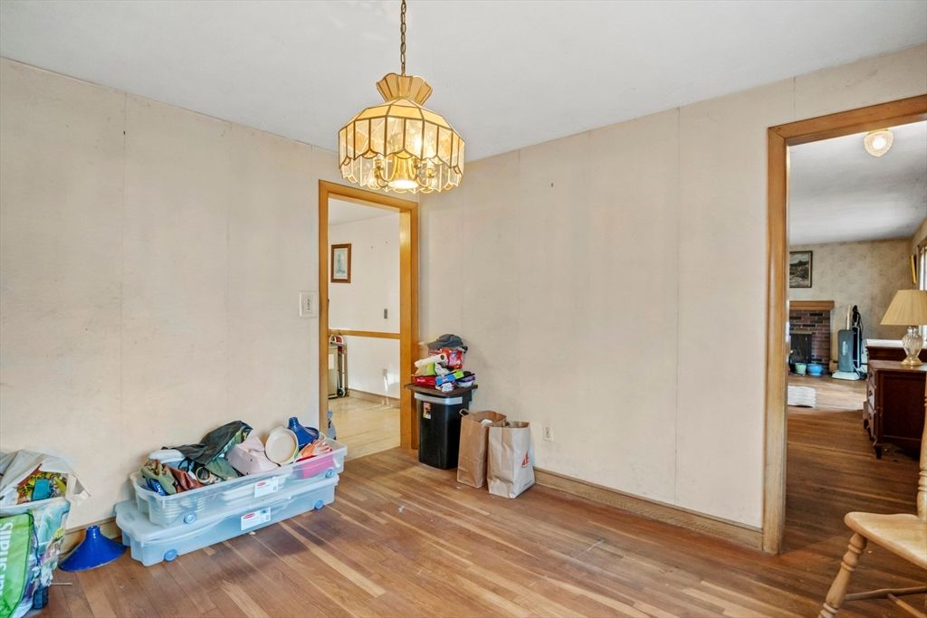 Interior, Pendant Lights, Wood Texture Flooring