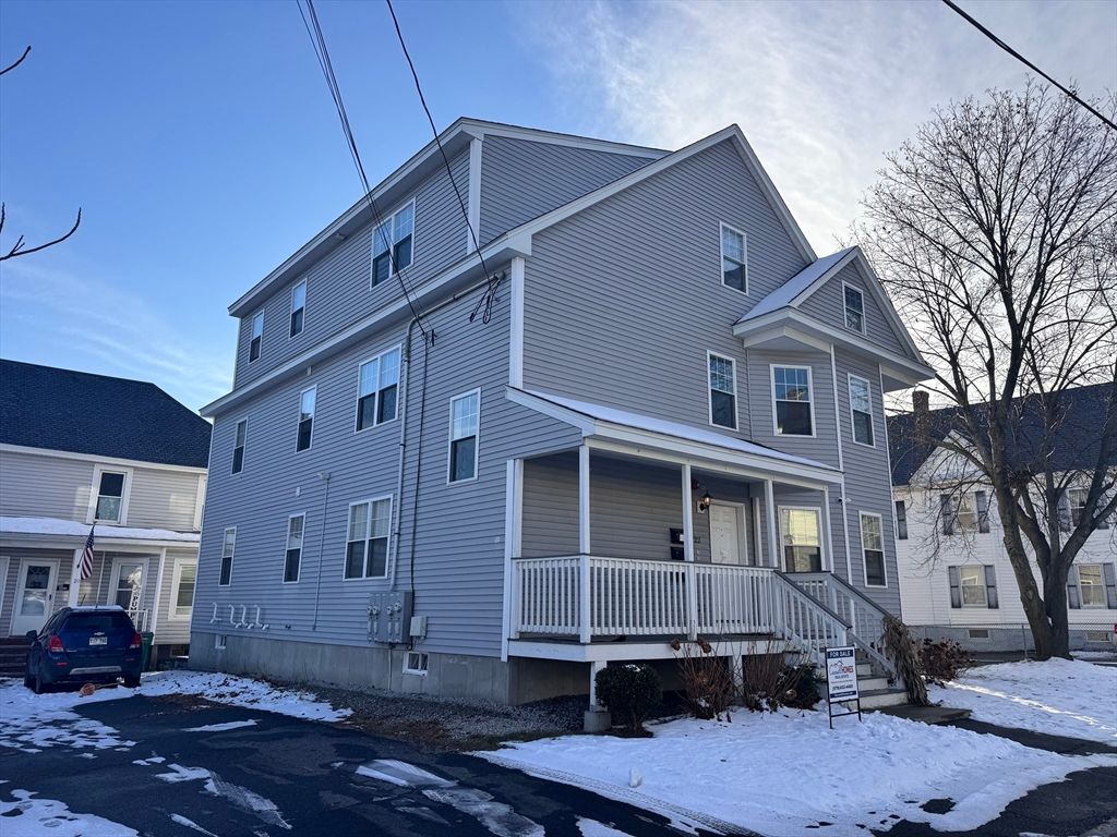 Attached, Exterior, Facade, Queen Anne Victorian
