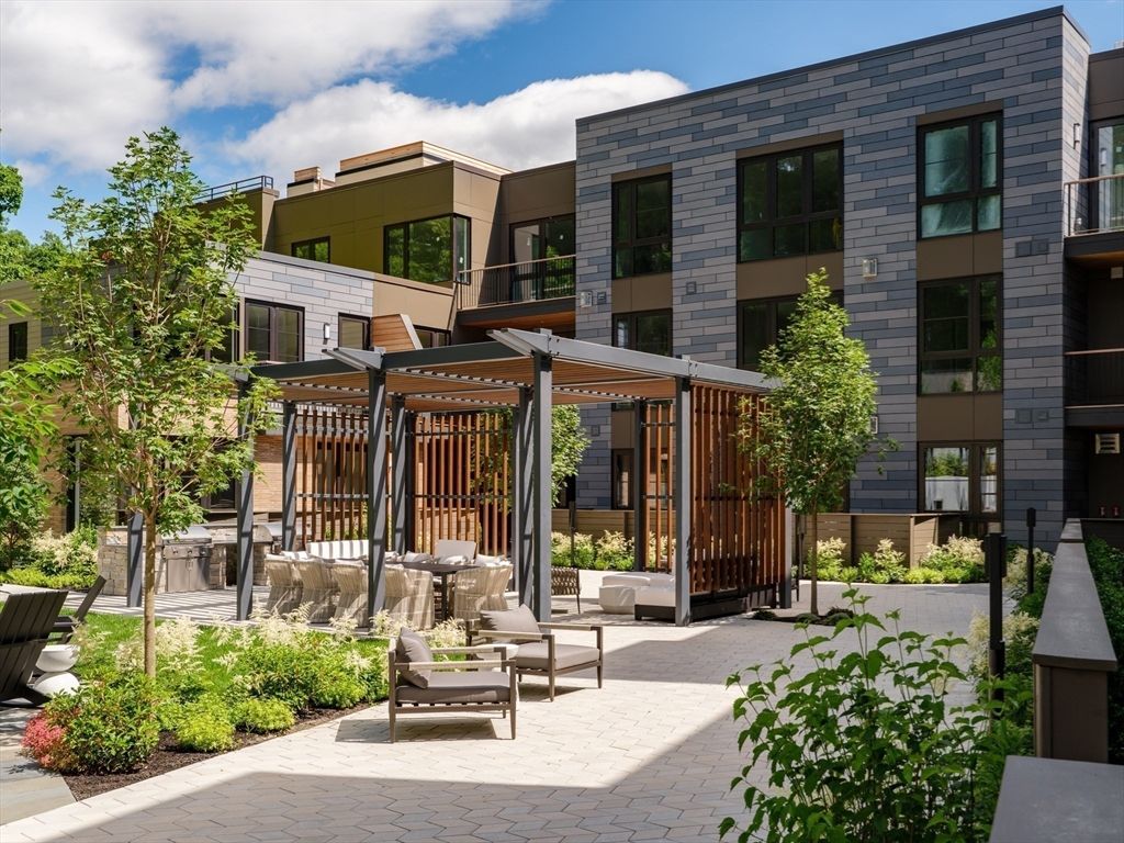 Exterior, Facade, Modern