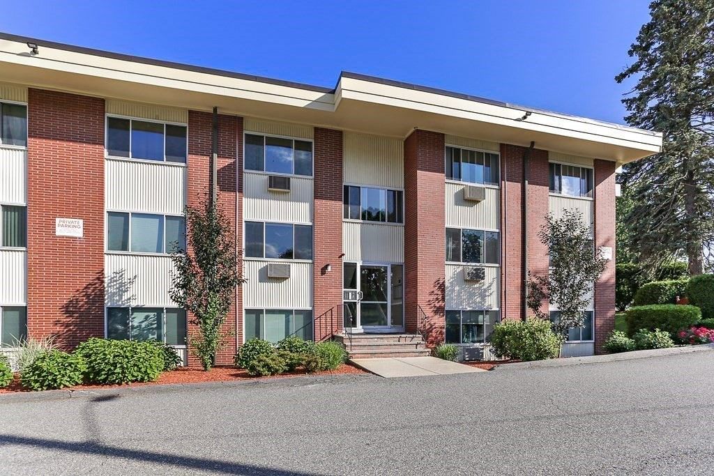 Exterior, Facade, Brick Facade, Georgian