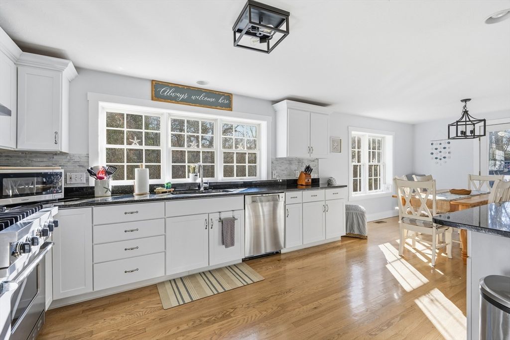 Dining room, Interior, Kitchen, Stainless Steel Appliances, Wood Texture Flooring