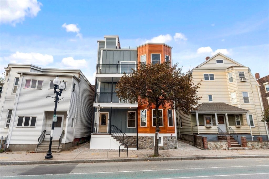 Exterior, Facade, Rowhouse