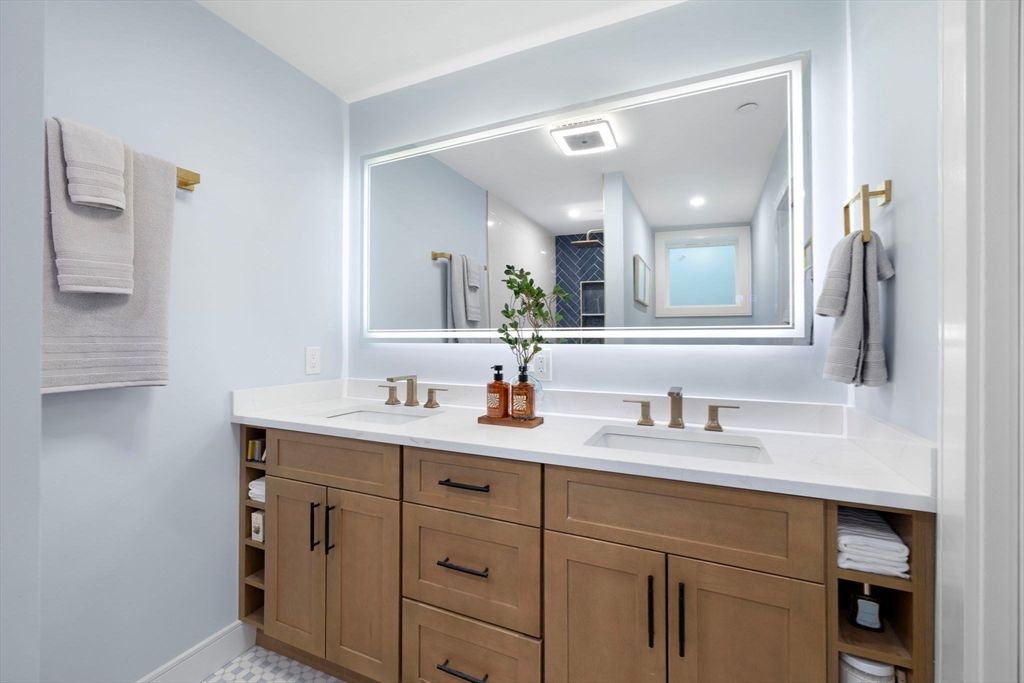 Bathroom, Dual Sink Vanities, Interior, Recessed Lighting