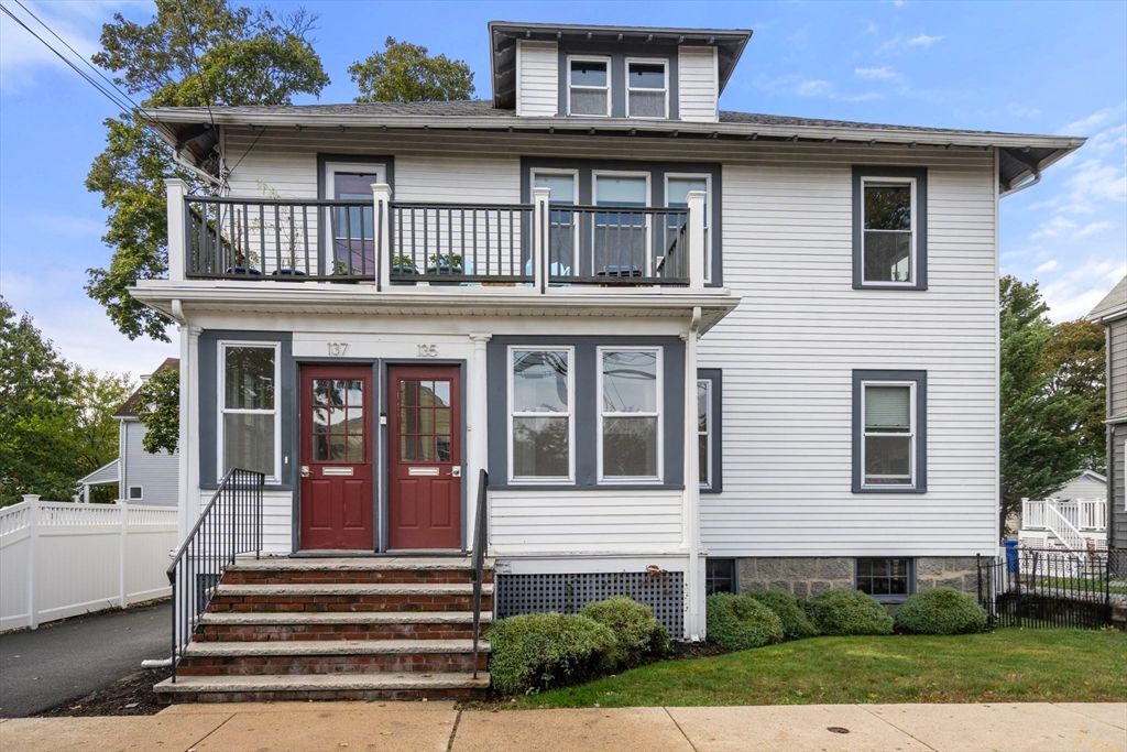 Exterior, Facade, American Foursquare