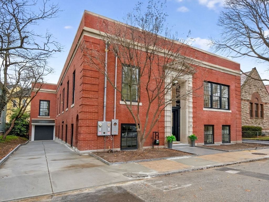 Exterior, Facade, Brick Facade, Rowhouse