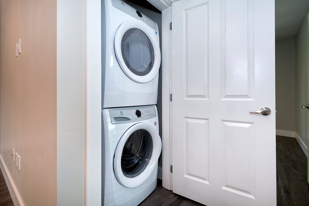 Interior, Utility Closets, Washer, Wood Texture Flooring