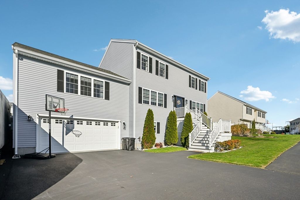 Attached, Exterior, Facade, Rowhouse