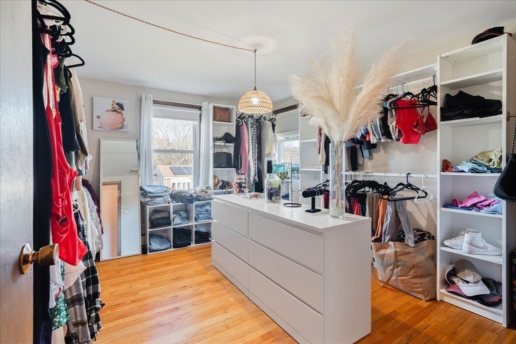 Interior, Pendant Lights, Walk-in Closets, Wood Texture Flooring