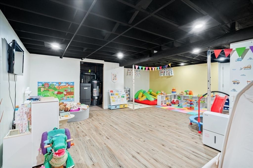 Interior, Recessed Lighting, Wood Texture Flooring