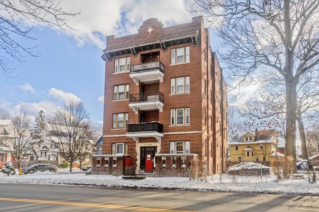 Exterior, Facade, Brick Facade, Rowhouse