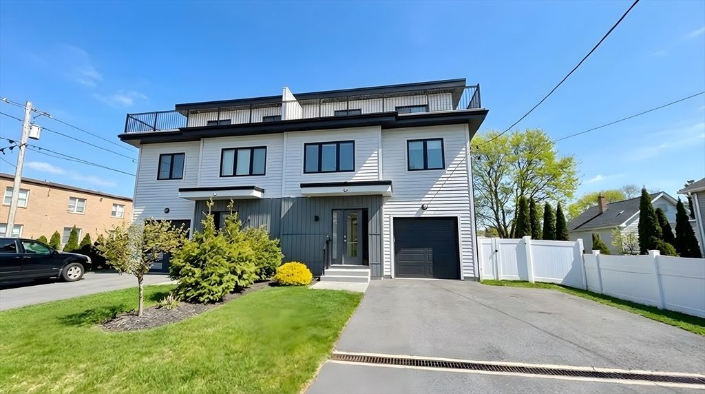 Attached, Exterior, Facade, Rowhouse