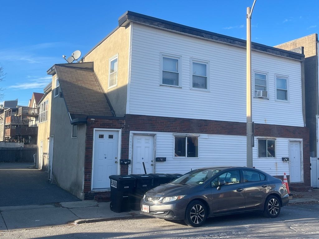 Exterior, Facade, Brick Facade, Rowhouse