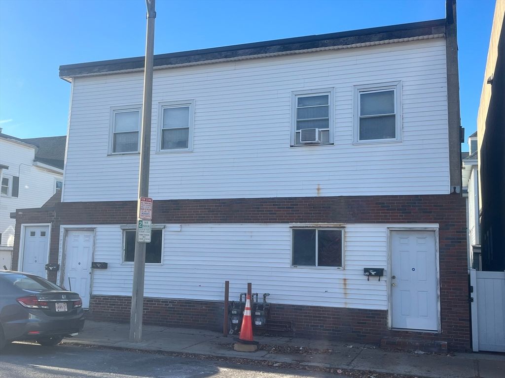 Exterior, Facade, Brick Facade, Rowhouse