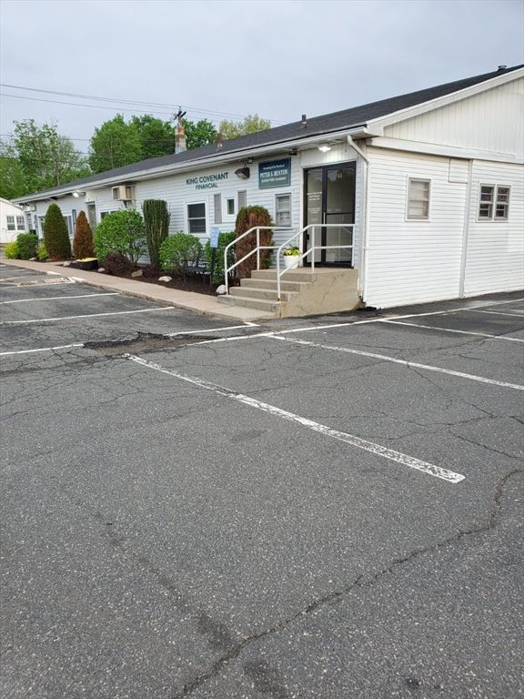 Exterior, Facade, Ranch