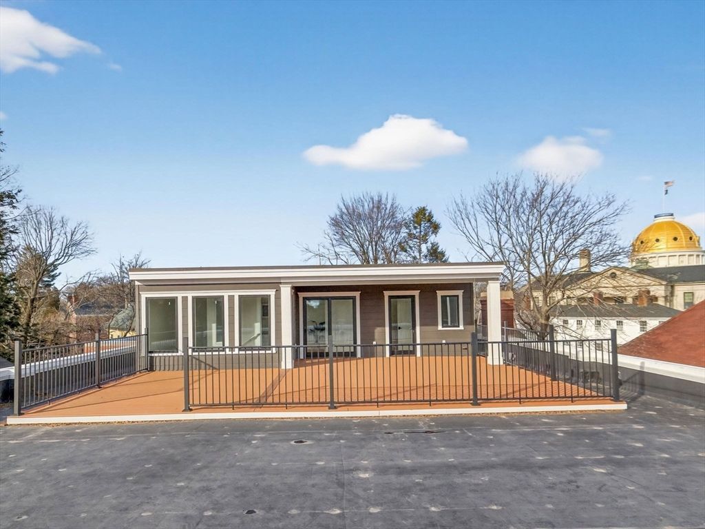 Exterior, Facade, Ranch