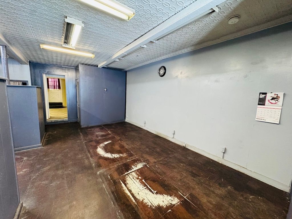 Empty room, Interior