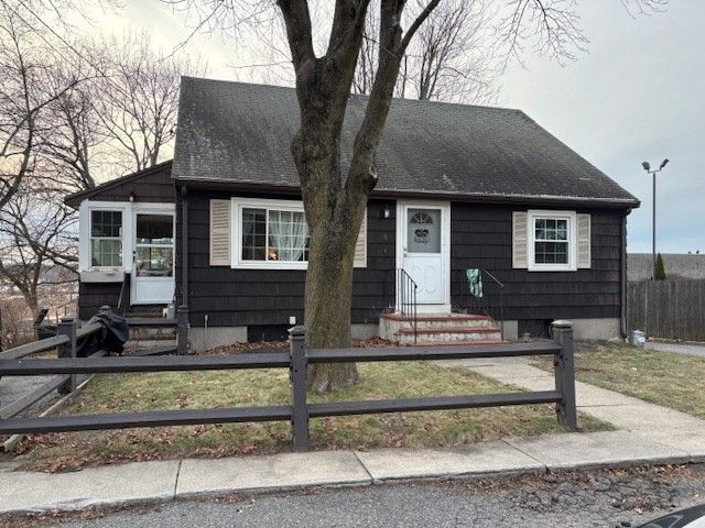 Exterior, Facade, Cape Cod