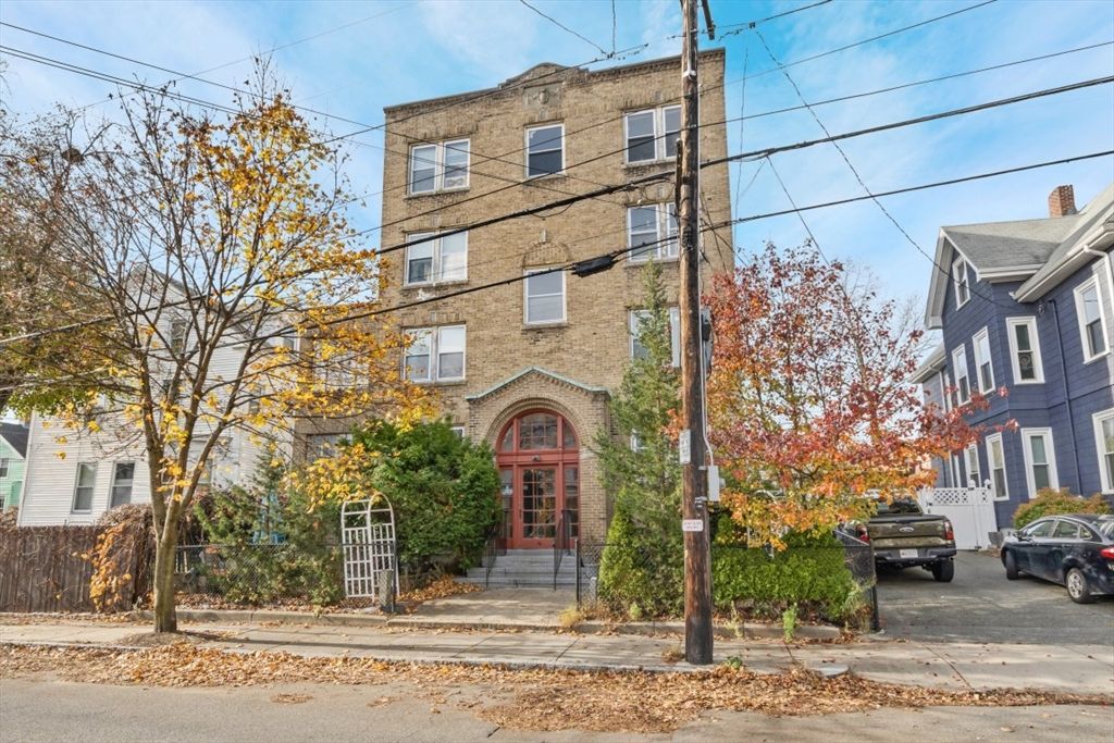 Exterior, Facade, Rowhouse