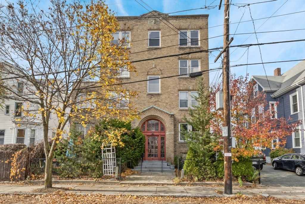 Exterior, Facade, Rowhouse