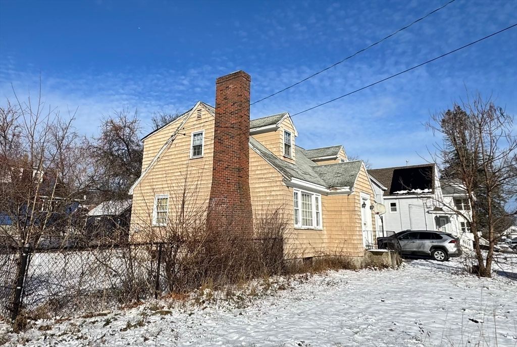 Attached, Exterior, Facade, Cape Cod
