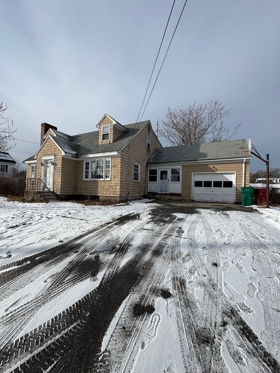 Attached, Exterior, Facade, Cape Cod
