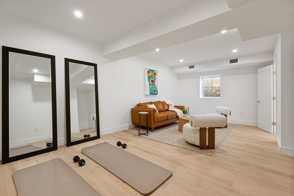 Fitness Equipment, Interior, Living room, Recessed Lighting, Wood Texture Flooring