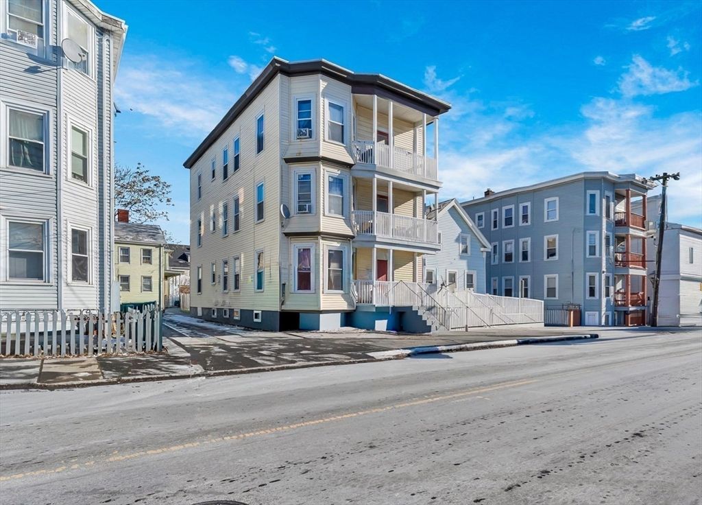 Exterior, Facade, Queen Anne Victorian