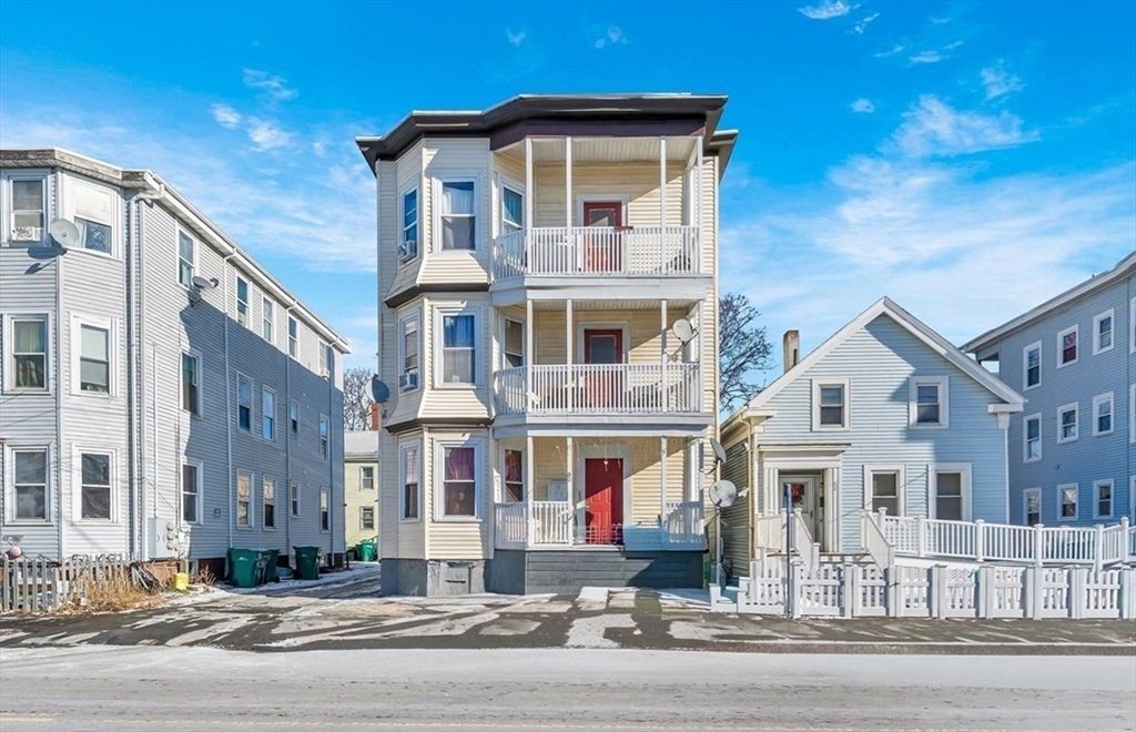 Exterior, Facade, Rowhouse