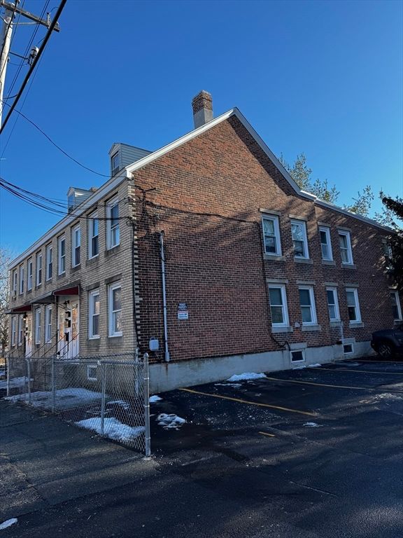 Exterior, Facade, Brick Facade, Rowhouse